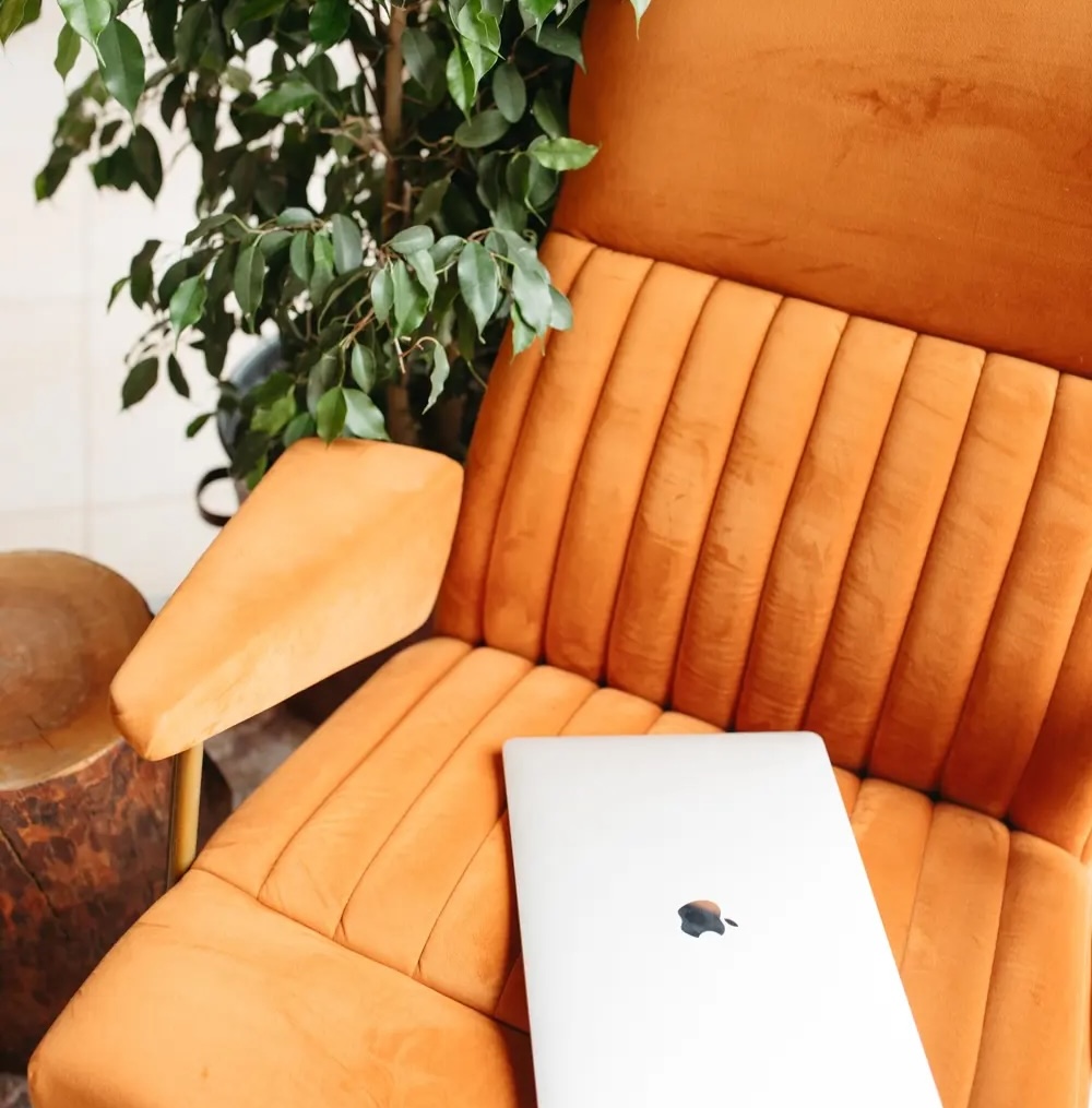 Werkplek bij Sping Digital Lab met laptop