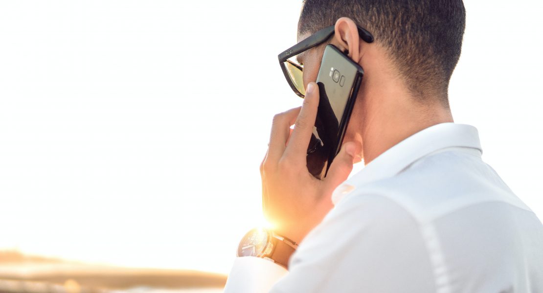 Persoon aan het bellen met smartphone
