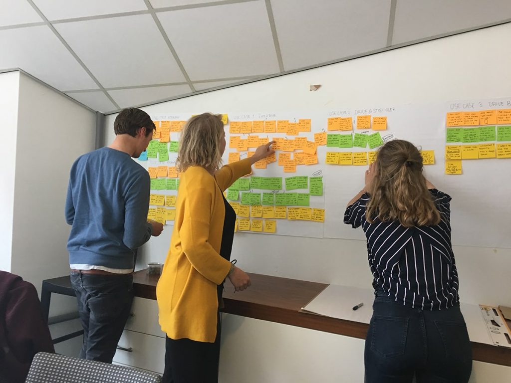 Testfacilitator observeert Ridecloud usability test